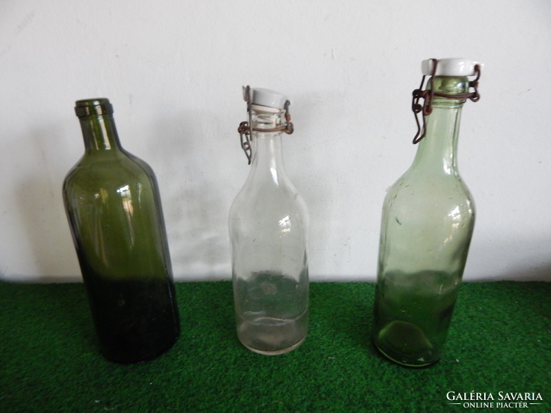 15 db régi üveg egyben eladó,,,méretei,,12 és 28 cm magasak,,postázni is tudom.