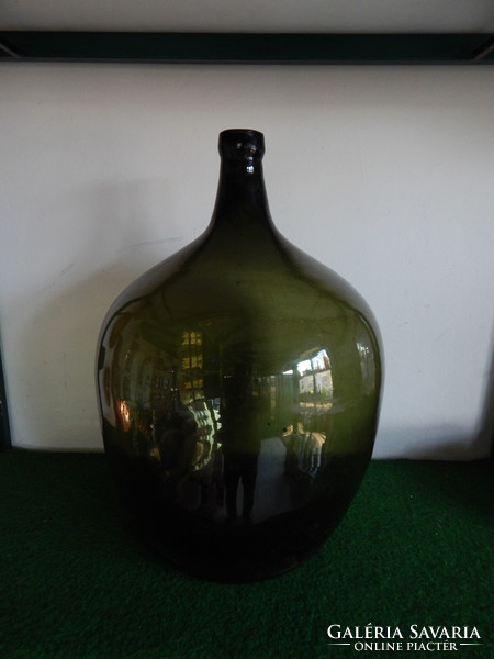 Zöldes üveg nagyméretű boros butélia,magassága,48 cm.