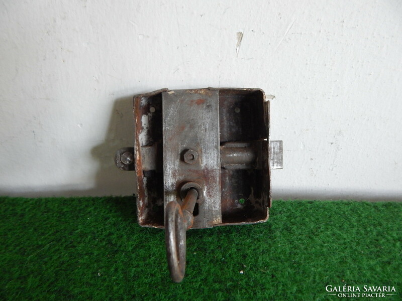 1 old antique door lock with original key, functional, size 9 x 9 cm.