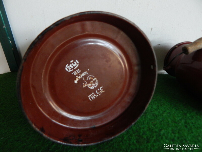 2 db barna zománc bádog kiöntő egyben eladó,magassága,20 - 23 cm.