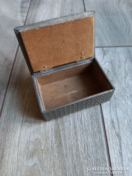 Érdekes antik fabetétes ón doboz (10,5x7x4,3 cm)