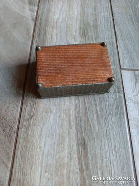 Érdekes antik fabetétes ón doboz (10,5x7x4,3 cm)
