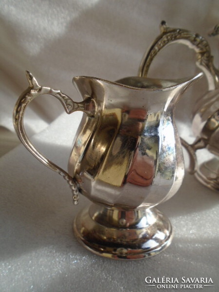 Gyönyörű, csillogó felületű, barokk stílusú, ezüst?? ezüstözött tea és kávé szervírozó készlet