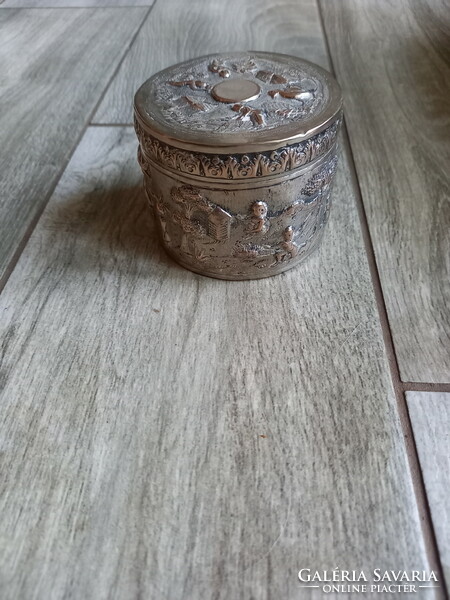 Mesés domborműves régi ezüstözött doboz (6,3x7,8 cm)