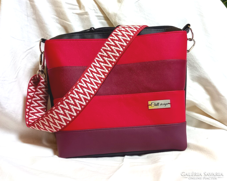 Piros-fekete női oldaltáska, keresztpántos táska piros pánttal
