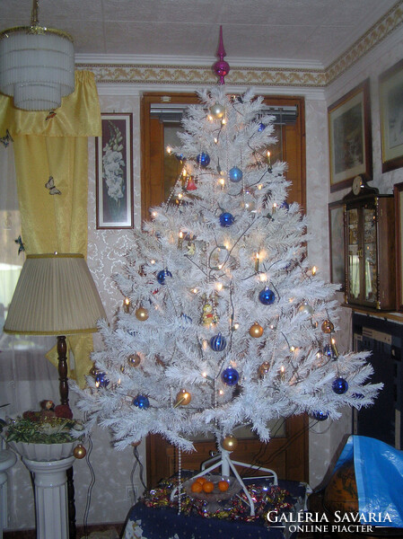 Dekoratív 180 cm magas fehér műfenyő Karácsonyfa masszív fém talppal