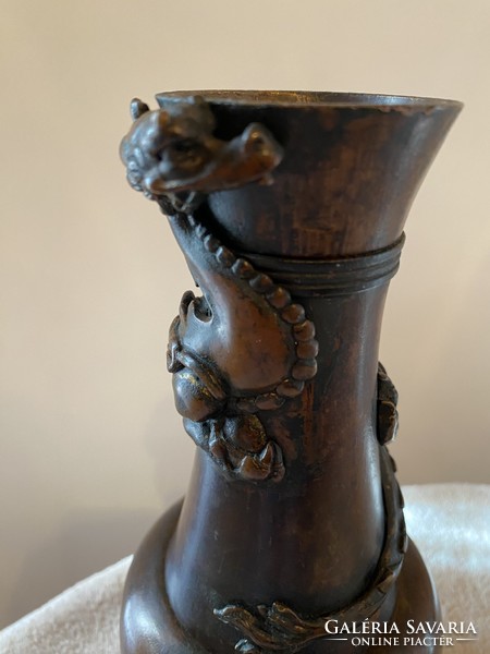 Sárkányos japán bronz váza, Meiji korszak, kb 22 cm