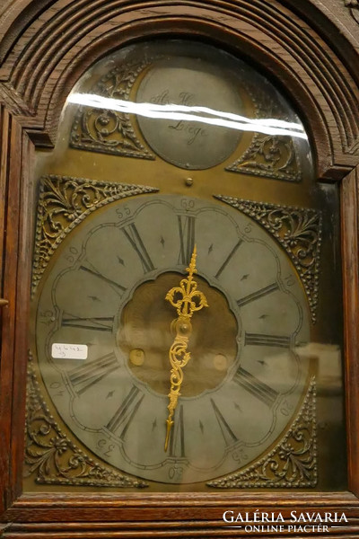 Liege display cabinet with clock in the middle