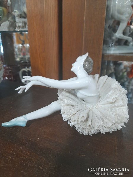 German, germany unterweissbach 1958-1976, ballerina porcelain figure with tulle skirt. 21 Cm.