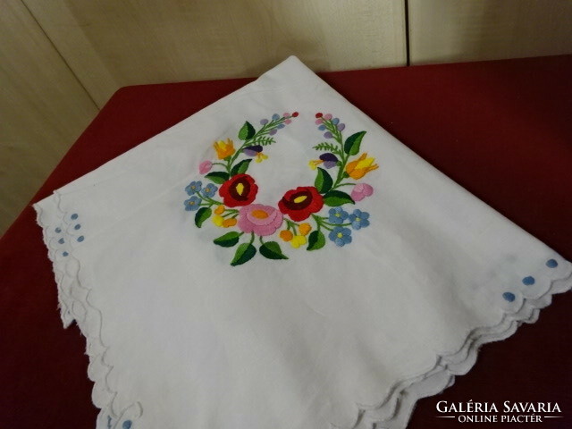 Cotton canvas, 100 x 100 cm embroidered tablecloth. Jokai.