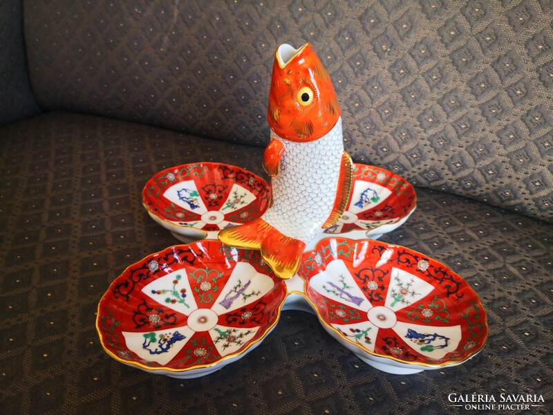 A very rare Herend Gödöllő pattern centerpiece with 4 shells, with a fish vase in the middle
