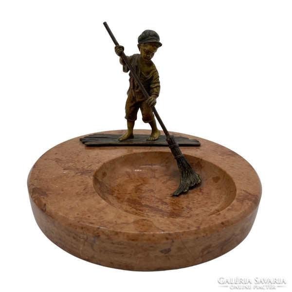 Hamutál, bronz sepregető szoborral, Bergman - M544
