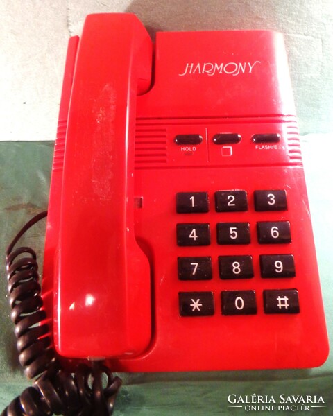 Vezetékes, nyomógombos telefon/ piros HARMONY modell/. Asztali készülék, 15x22 cm.