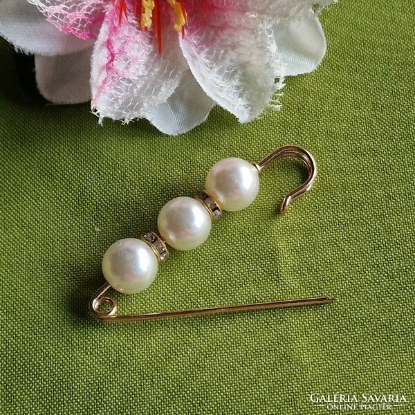 Pin, brooch bro247 - brooch with rhinestones 3 pearls 19x68mm