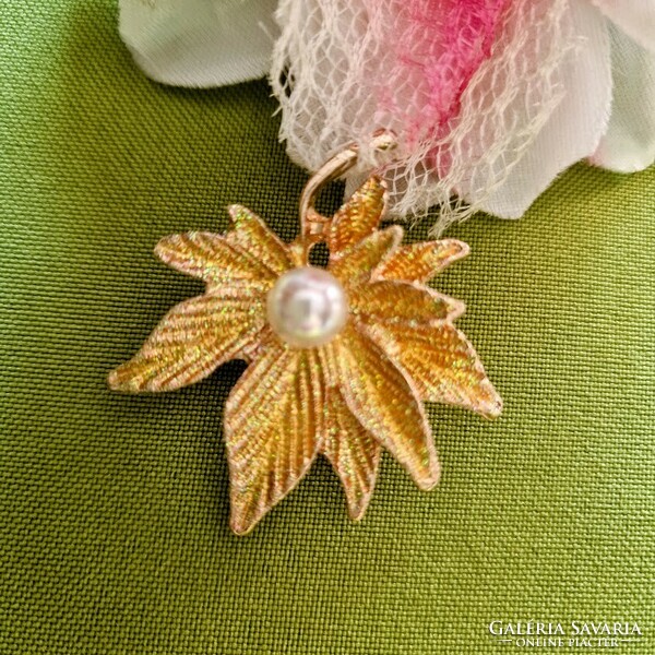 Pin, brooch bro240 - shiny golden pearl maple leaf 40x45mm