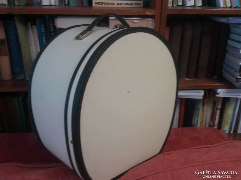 Old beige hat box in good condition