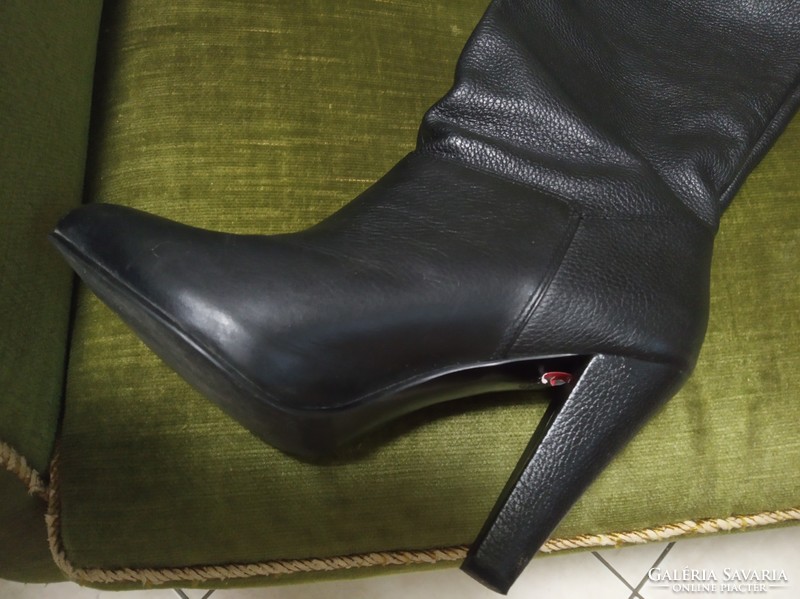 Black women's boots with long legs