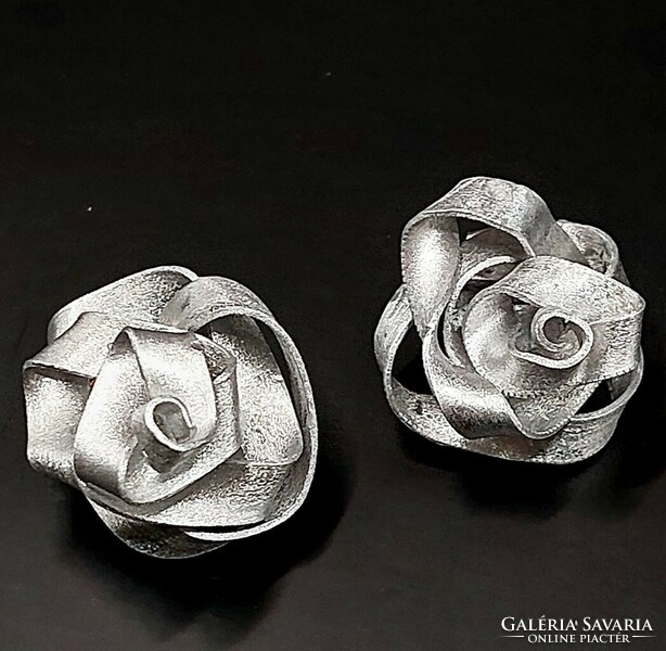 Rose earrings made of aluminum