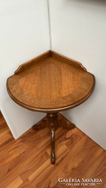 Antik stílusú sarok asztal