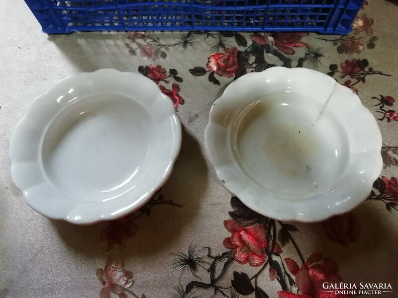 2 pieces from a folk plate collection. It is in the condition shown in the pictures