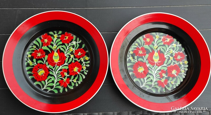 Klasszikus hollóházi piros-fekete normál nagytányér méretű tányérok