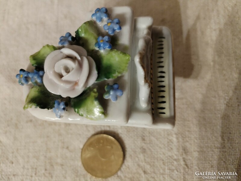 Miniatűr, porcelán zongora - szecessziós jelleggel