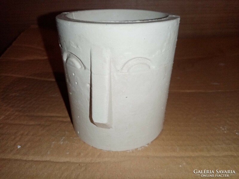 Gypsum-concrete mold for a flower pot with a face pattern