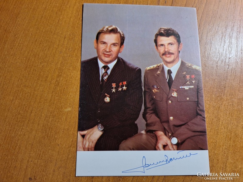 Farkas Bertalan fotók (3db) és egy naptár dedikálva + 2 könyv.