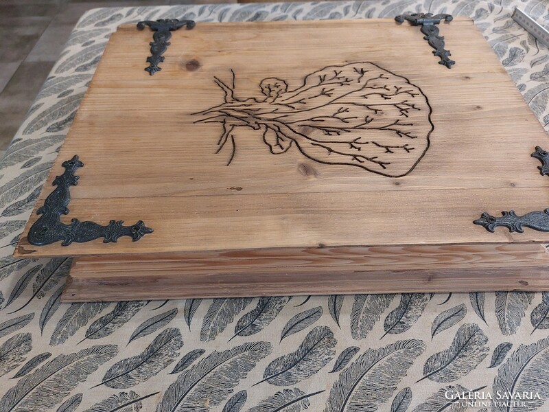 (K) Gyönyörű fából készült lefűzős mappa 42x31 cm