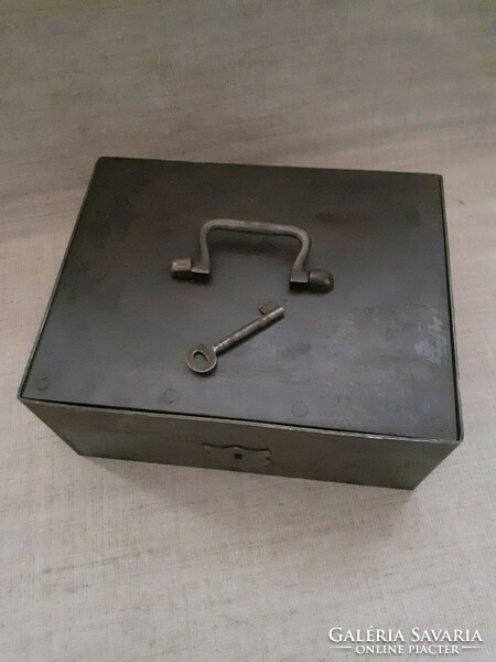 Arnheim s.J.Berlin marked money chest with small vault key