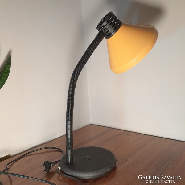 Vintage asztali lámpa sárga fém, flexibilis műanyag vázzal 1970- es évekből