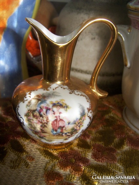 Díszkancsó rokokó jelenettel aranyozott porcelán jelzett, hibátlan M 10,5 cm
