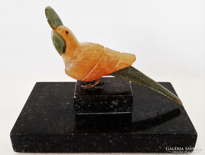 Régi faragott féldrágakő (jáde + ?) papagáj szobor gránit talapzaton