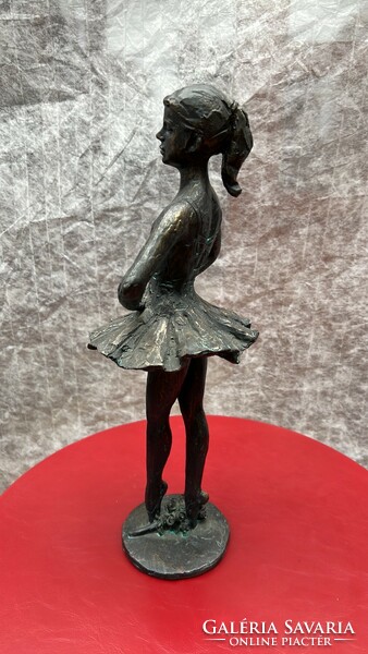 Balettező hölgyet ábrázoló 45 cm magas gipsz szobor