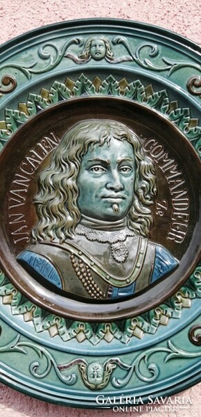 Majolika falitányér JAN VAN GALEN XVII. századi holland haditengerészeti parancsnok reliefjével.