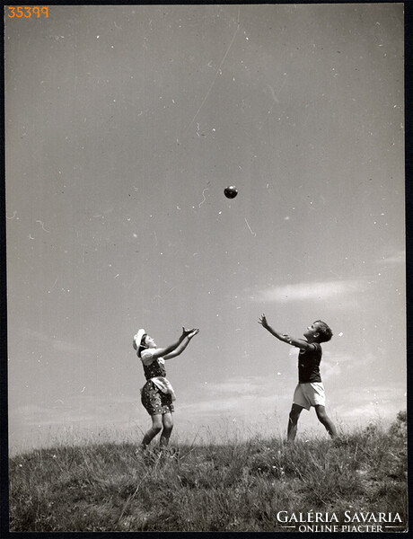 Nagyobb méret, Szendrő István fotóművészeti alkotása. Gyerekek játszanak a mezőn, 1930-as évek.