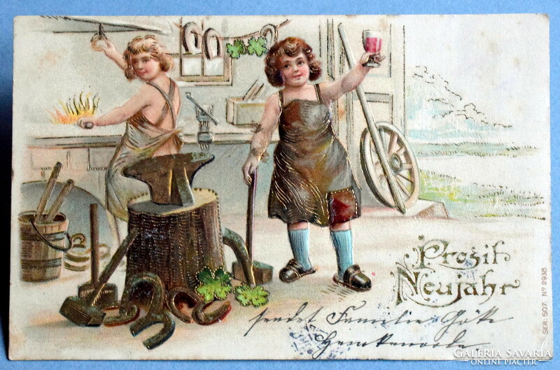 Antik dombornyomott Újévi üdvözlő képeslap - kovácsműhely , gyerekek , arany szerencsepatkó
