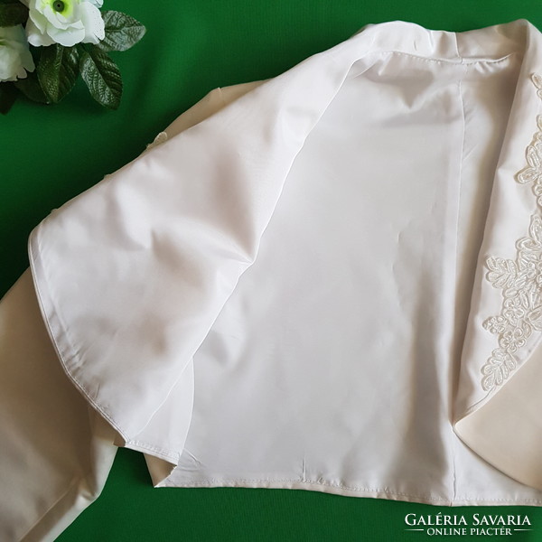Kb. XL-es gyöngyözött csipkés, ekrü-fehér színű, menyasszonyi selyem boleró, félkabát, félblézer