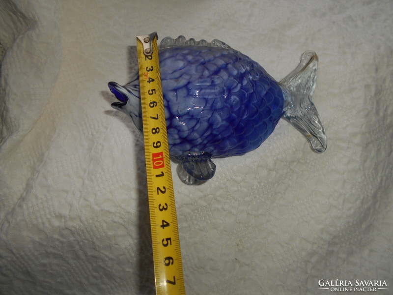 Muránói üveghal - a felülete domború pikelyes kialakítású  különleges  kézműves munka