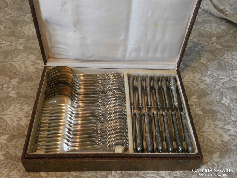 12 személyes, 84 darabos, antik ezüstözött, rokokó solingeni evőeszközkészlet dobozában