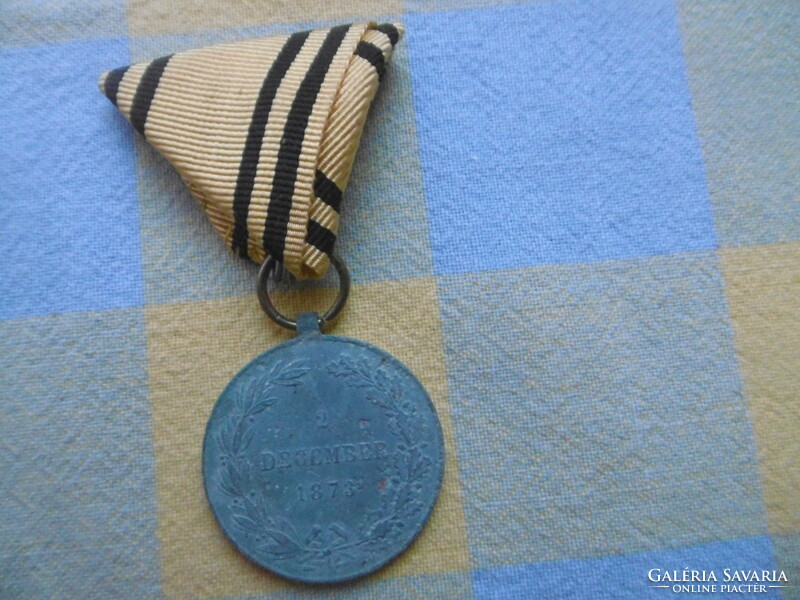 Háborús kitüntetés 1873  December hadi szalaggal T1-2