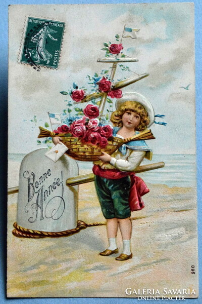 Antik dombornyomott Újévi üdvözlő képeslap -matróz kisfiú rózsás szalmahajóval , tenger
