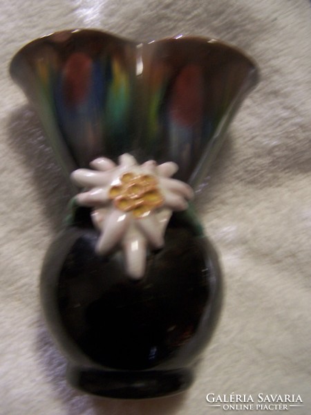 Váza. Osztrák. Plasztikus virágokkal, kis sérüléssel M 12,5 cm