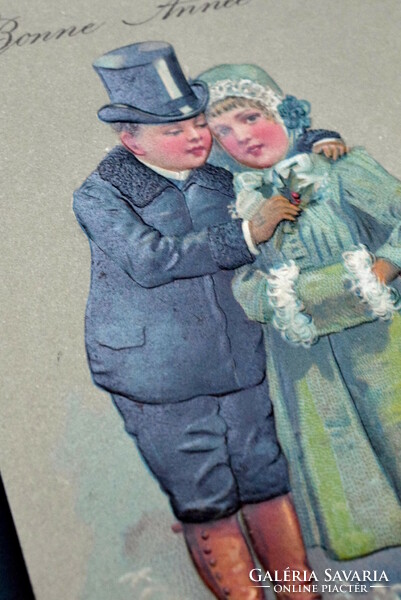 Antik dombornyomott Újévi üdvözlő képeslap - kisleány, kisfiú elegáns ruhában