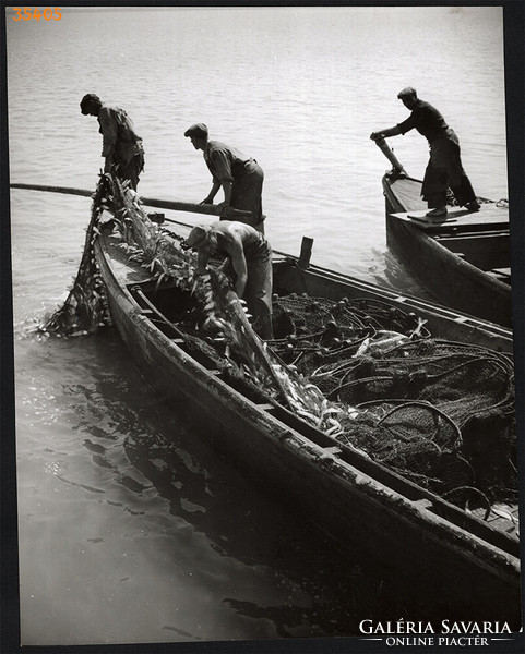 Nagyobb méret, Szendrő István fotóművészeti alkotása. Halászat, halak a halászhálóban, 1930-as évek
