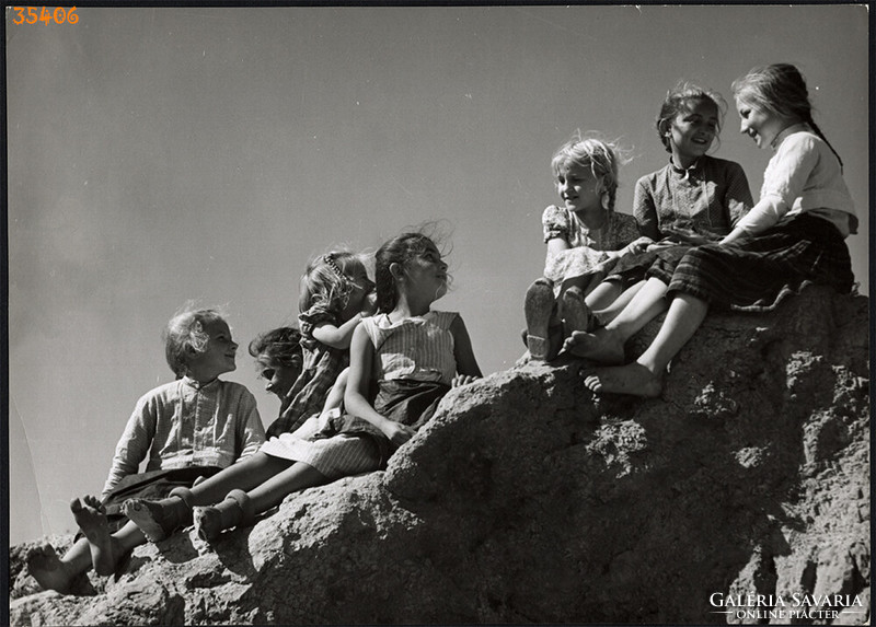 Nagyobb méret, Szendrő István fotóművészeti alkotása. Gyerekek a sziklán, 1930-as évek.
