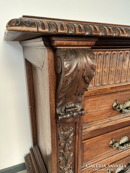 Neo-Renaissance chest of drawers with Medusa depiction, beautiful hardware