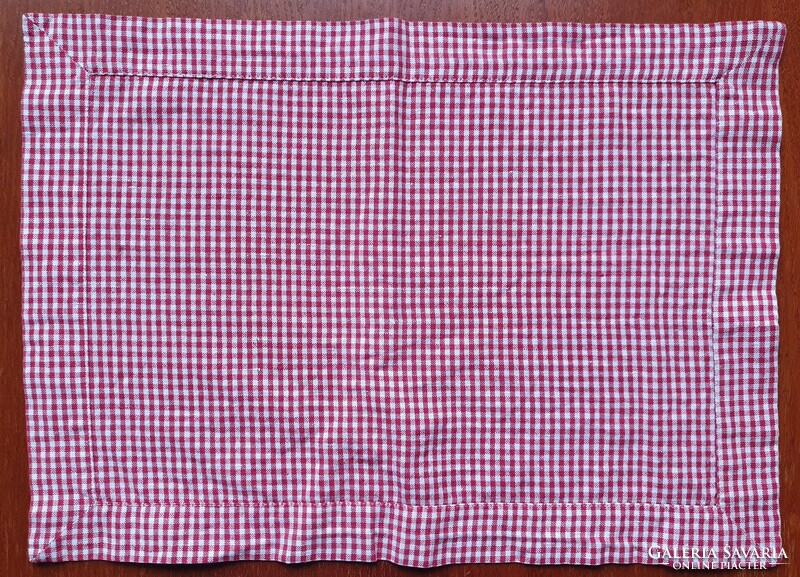 Checkered red tablecloth placemat