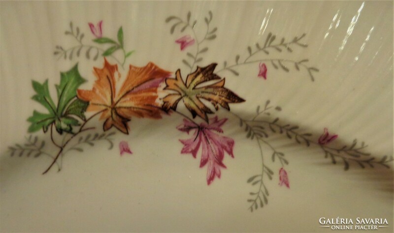 30 cm-es, "tollazott", virágmintás süteményes tál /porcelán tányér/. Bolgár porcelán.