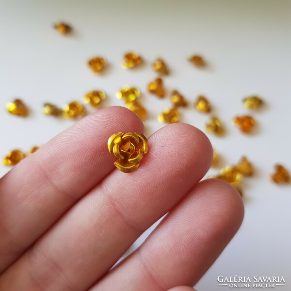Új, aranyszínű miniatűr fém rózsa dísz, díszítő elem darabra
